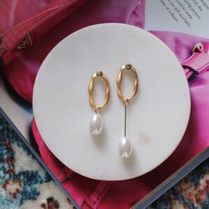BUY NOW SALE Matte Gold Oval Detail Asymmetrical Pearl Drop Earrings